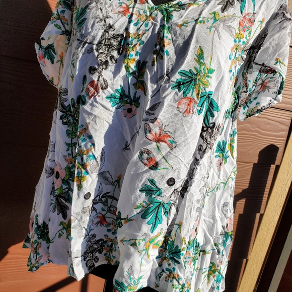 a.n.a. Women's Cold Shoulder Top Size Medium White Floral V-Neck Short Sleeve - Picture 8 of 13